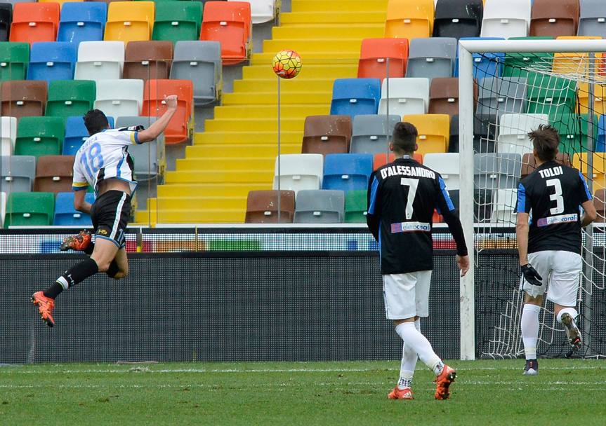 Il volo di Perica, autore del gol del momentaneo 2-0 in Udinese-Atalanta. Getty